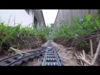 Житель австралийского штата Квинсленд построил внутри дома и в саду железную дорогу