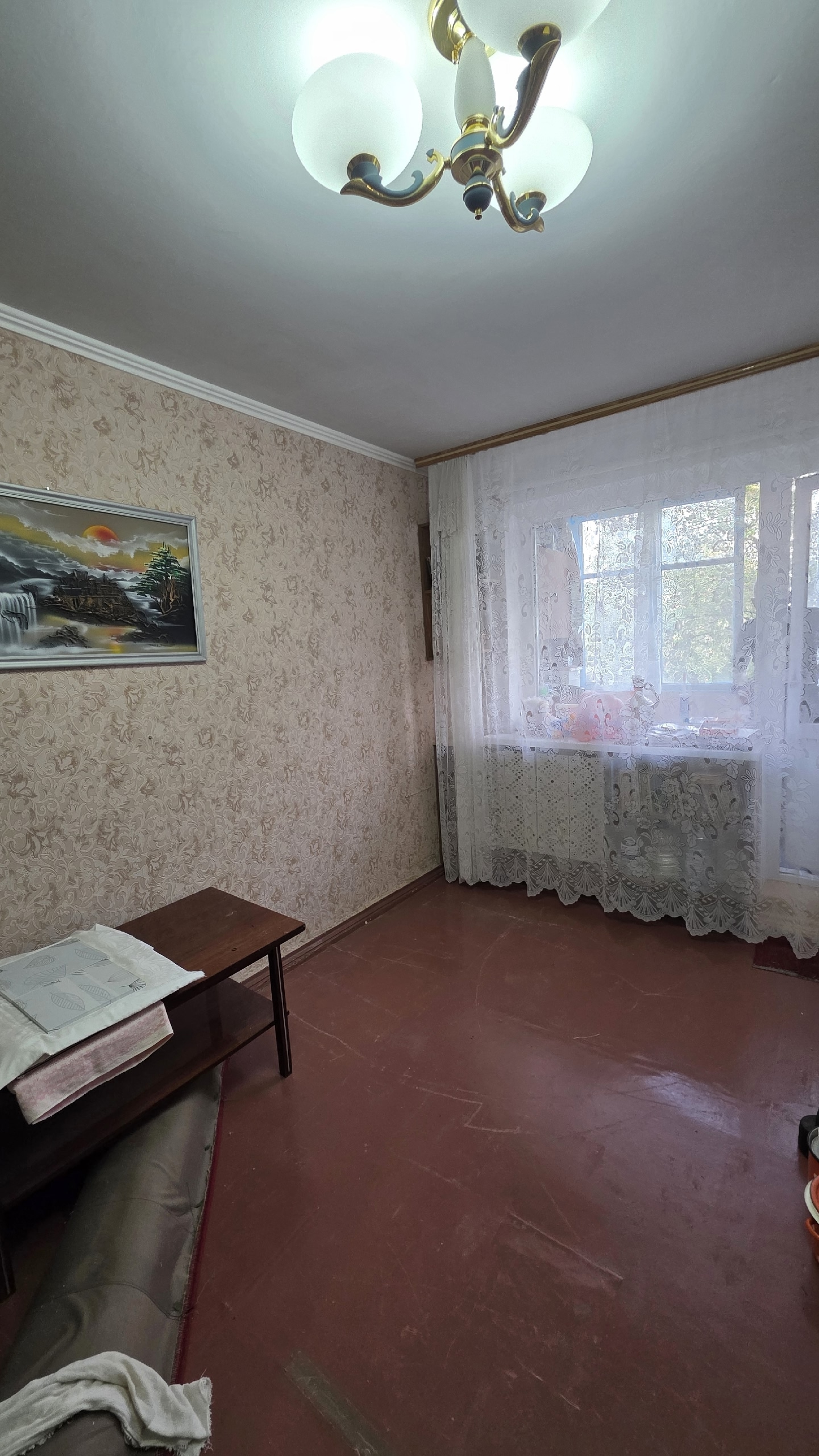 2-х комнатная квартира в Свердловске, ул. Гагарина 136, р-н больницы. Лучший 2-й этаж! Газовое индивидуальное отопление. Окна металлопластиковые. Накопительная ёмкость воды. Бойлер. Новая разводка труб, всё поменяно, стояк поменян. Жилое состояние, мебель остаётся. Никто не прописан, долгов нет. 💰 Цена 2 млн....