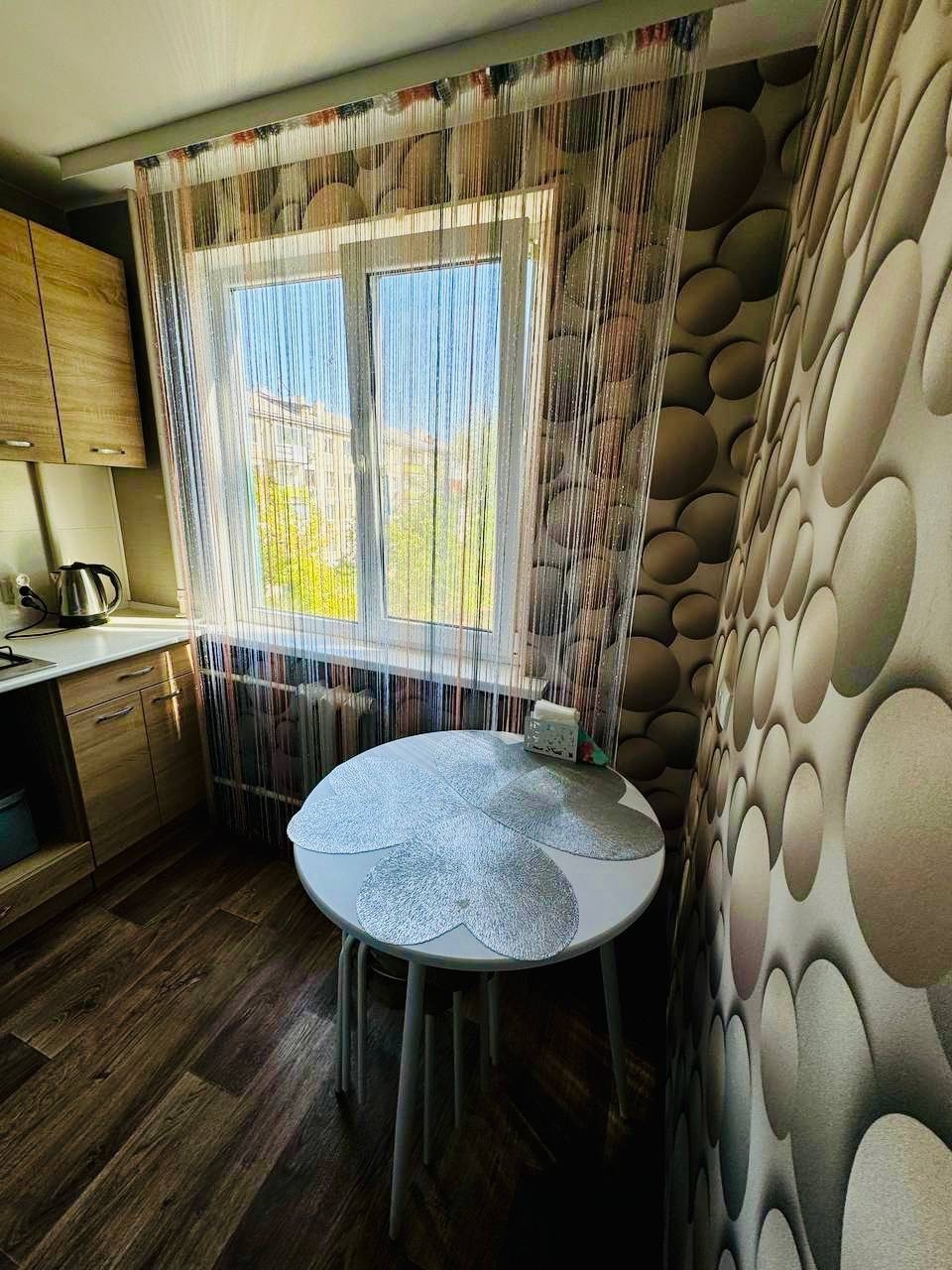 ⚡🌟Продается 2к квартира🌟⚡ г.Луганск, Ленинский район, кв. Шевченко, в районе маг. Союз, 3/5 эт, НЕ УГЛОВАЯ,сделан евроремонт 2025 года, санузел совмещен, (кафель), м/п окна, зал проходной, спальня изолирована, вся необходимая мебель и техника, все остается. Заходи и живи! . Быстрая сделка! Прописанных нет, до...