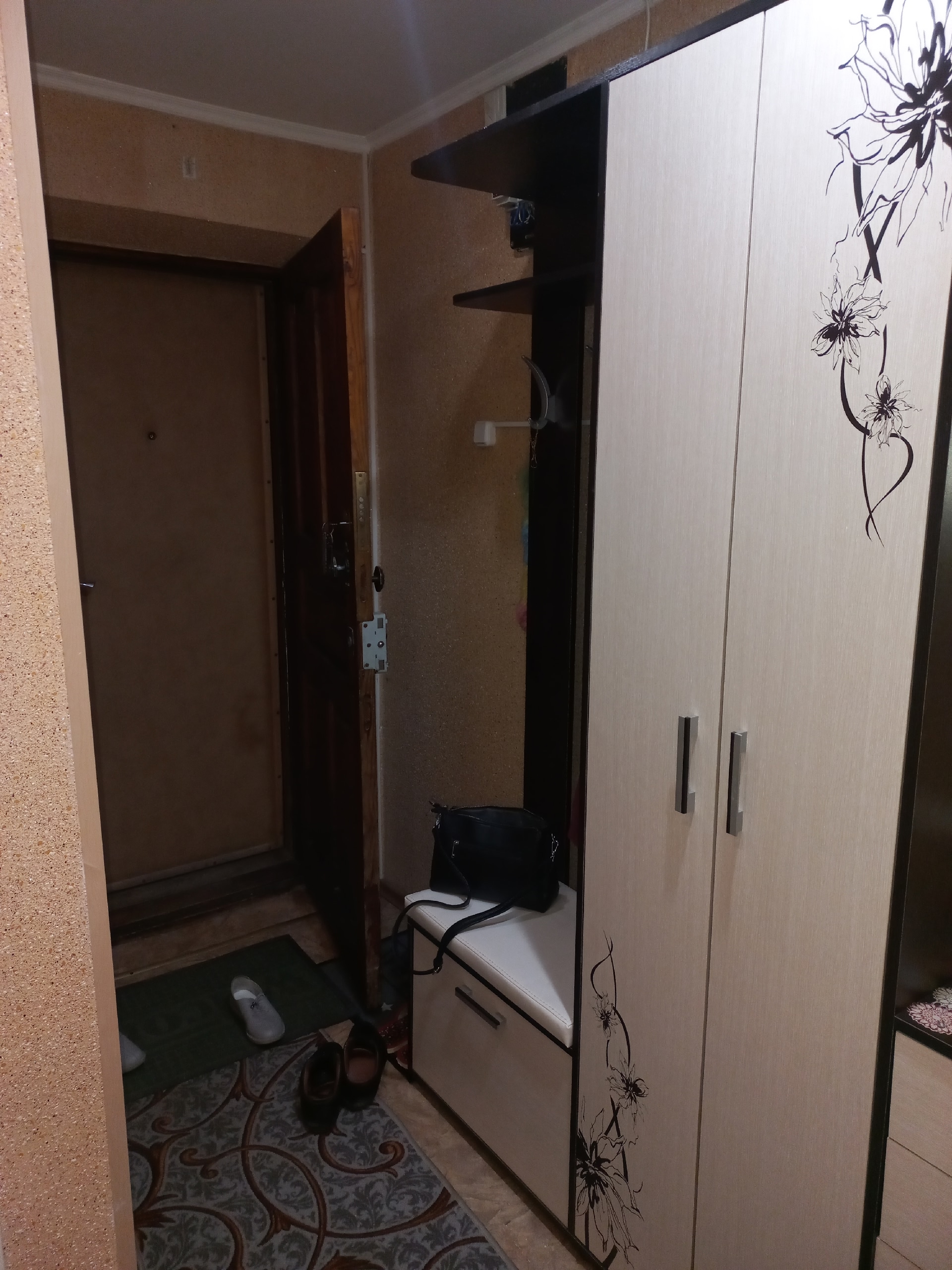Продам 2-ух комнатную квартиру на первом этаже. Молодогвардейск ул. Молодежная 17. Квартира расположена в середине дома не угловая.Общая площадь 46 кв. метров. Квартира в отличном состояни. Новый ремонт. Чисто и ухоженно. В квартире вся новая мебель остаётся. М/П окна, на окнах решётки. Газовый котёл, есть кл...