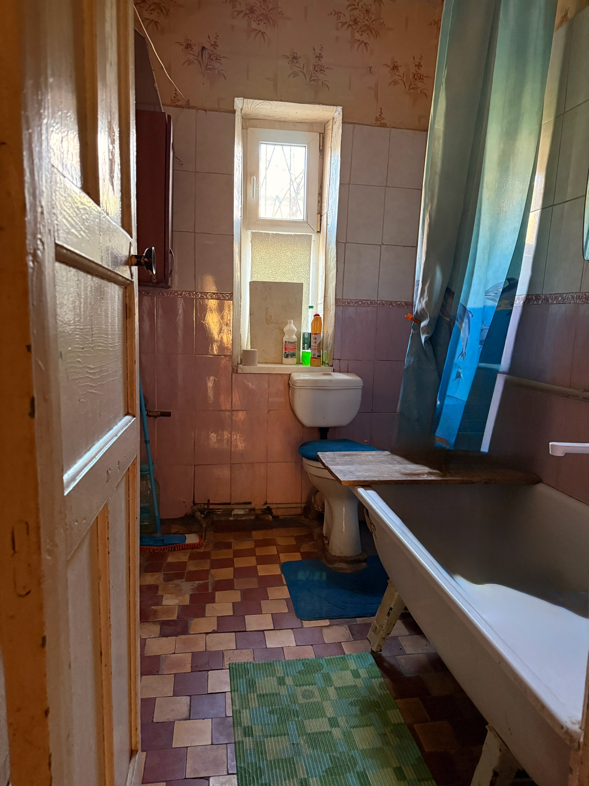 Объект 926 Продаётся ДОМ в г.Алчевске р-н Лимана по ул.Плеханова ОП - 90 кв. Участок - 6 соток. В доме: 5 комнат + кухня + прихожая + санузел. Автономное отопление (1 к.котёл + колонка). На все услуги счётчики. Окна - МП (решётки). Железные двери. На участке есть флигель и уличный туалет. Цена - 3 650 000 руб...