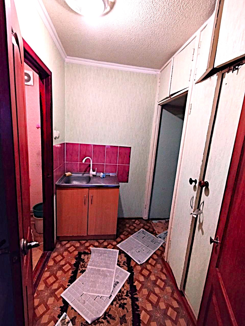 Продам полугостинку 2-х комнатную на кв. Восточный 37 кв. м 4/5 эт. Бюджетный вариант квартиры.Не угловая. Комнаты раздельные,коридор, свои туалет и ванная,бойлер, пластиковая разводка, м/п окна, батареи новые, кладовые, железная дверь .Все остаётся, заходи и живи. Околица, школа, садик, магазины, ларьки Рядо...