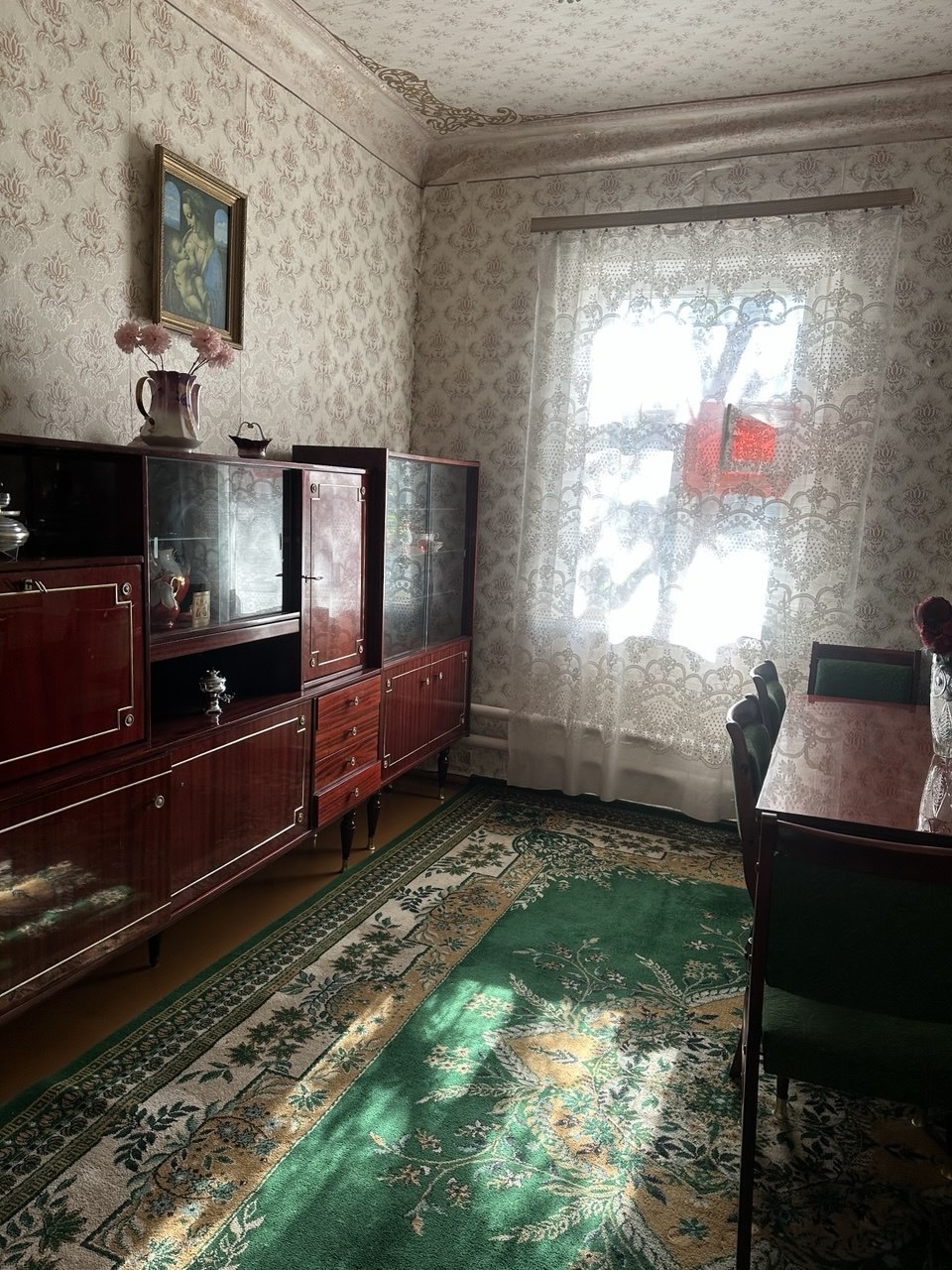 Продаётся просторный, хороший дом 🏡 г. Алчевск. Район старого ДЕПО ✅Площадь 90 кв м ✅Санузел в доме ✅Мебель частично остаётся ✅На участке есть гараж, флигель, беседка, хоз постройки, подвал ✅тел +79595162670 ✅3 500 000 рублей, ТОРГ...