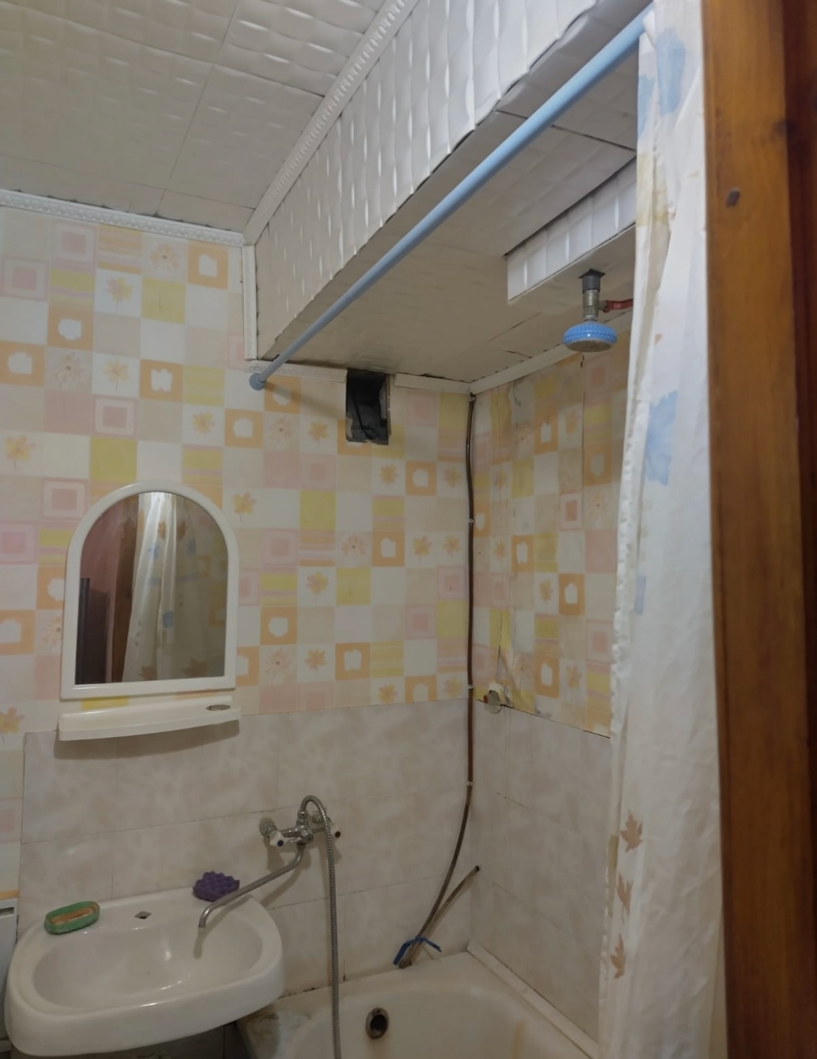 Продам однокомнатную квартиру, на первом этаже (дом постройки 2000-х годов), район Мирный ,улица Ялтинская. Общая площадь 36.3 кв. м. Окна металлопластиковые, выходят во двор. Тихий двор,в шаговой доступности остановка .В квартире газовое отопление, водонакопительный бак,полы линолеум. Цена 900 тыс. рублей. П...